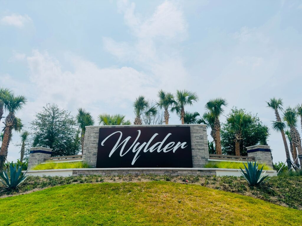 Descubre Wylder: Casas Nuevas en Port St. Lucie - Dash Hernandez Entrada de Wylder, una comunidad de casas nuevas en Port St. Lucie, FL.